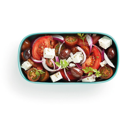 Griechischer Salat in einem Lunch-Box-Set mit Besteck.