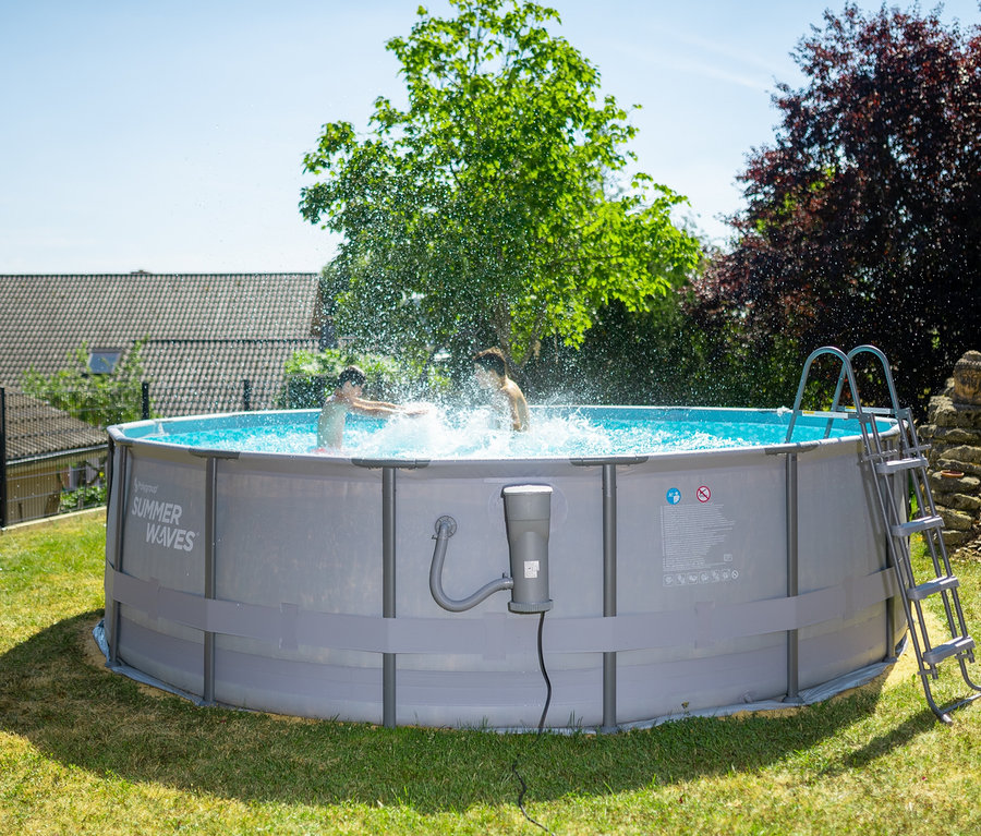 Kinder spielen im Summer Waves Elite-Frame-Pool, Ø ca. 488 cm.