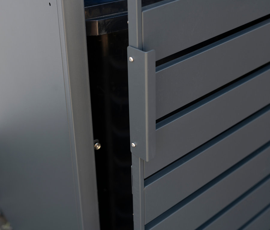 Detail einer grauen Stahl Mülltonnenbox, 1er mit horizontalen Lamellen und Griff.