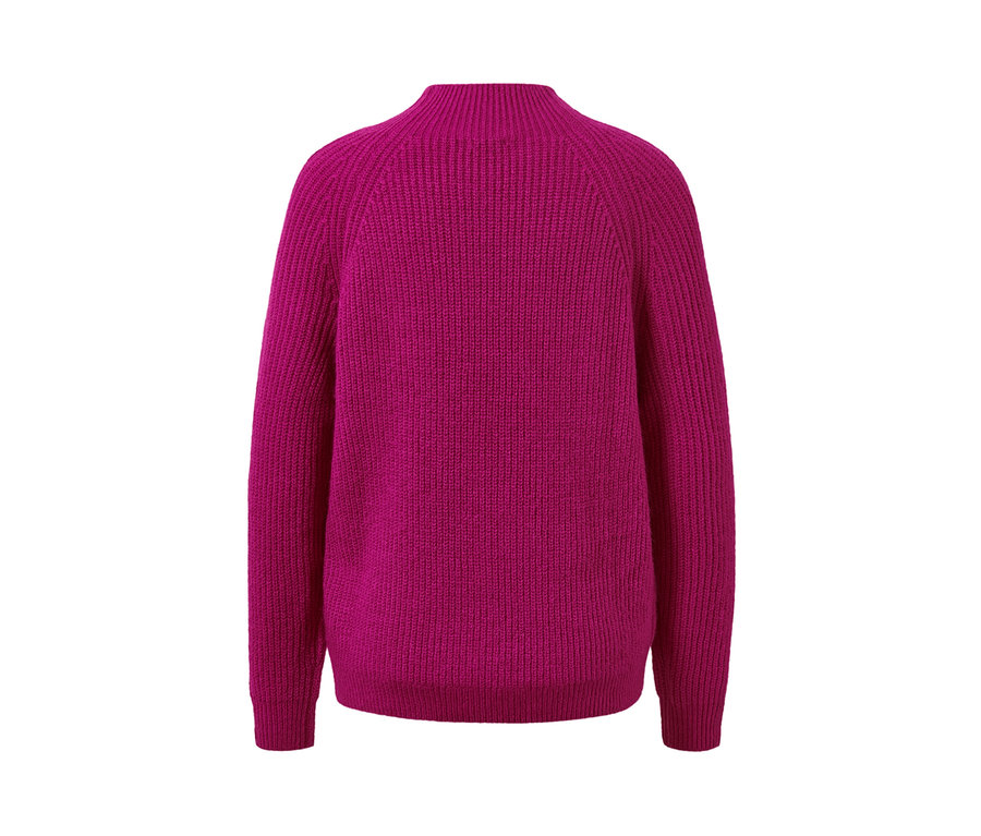Pinkfarbener Strickpullover mit Stehkragen.