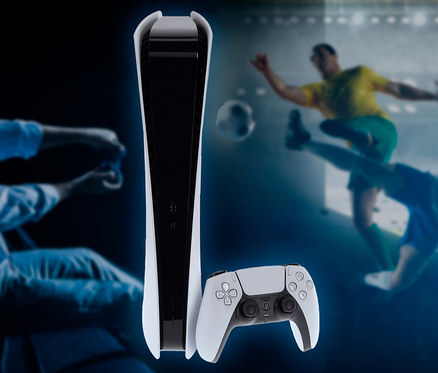 Frontansicht einer weißen Playstation 5 Digital Edition Konsole mit Dualsense-Controller, im Hintergrund ein Fußballspiel.