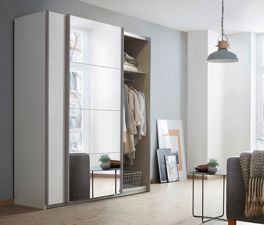 Zimmer mit weißem rauch Schwebetürenschrank »Subito« mit Spiegel, Sofa und Couchtisch.