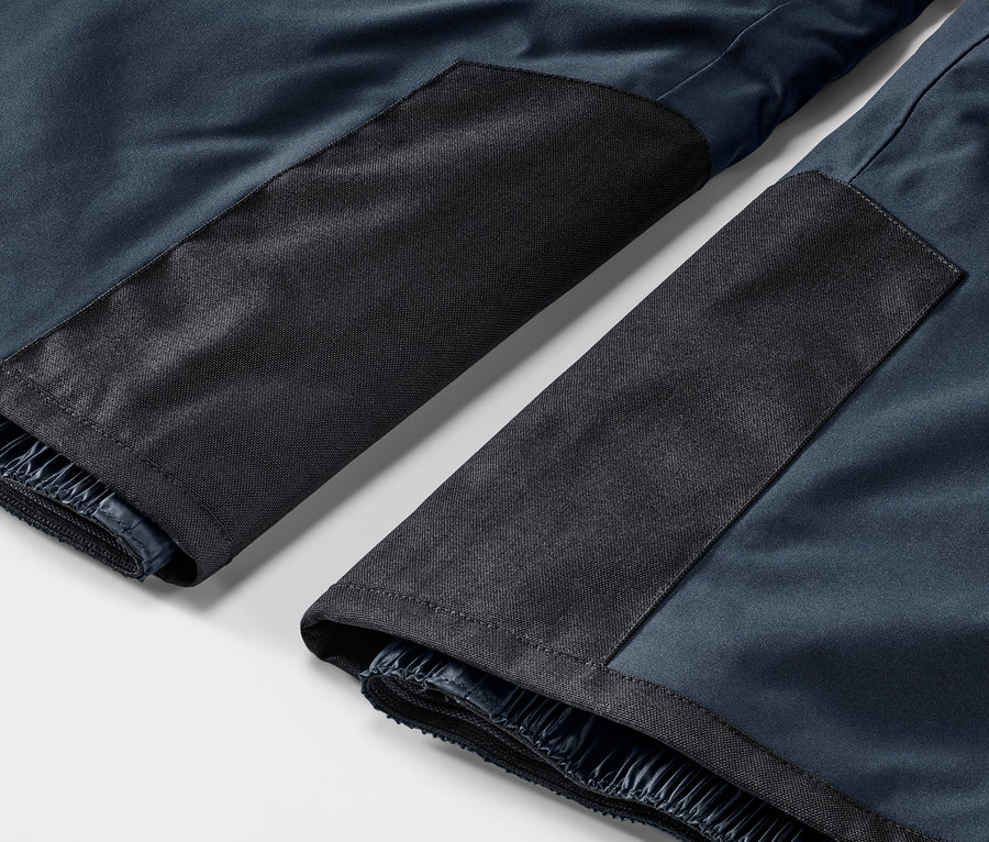 Detailaufnahme einer blauen High-Tech-Skihose.