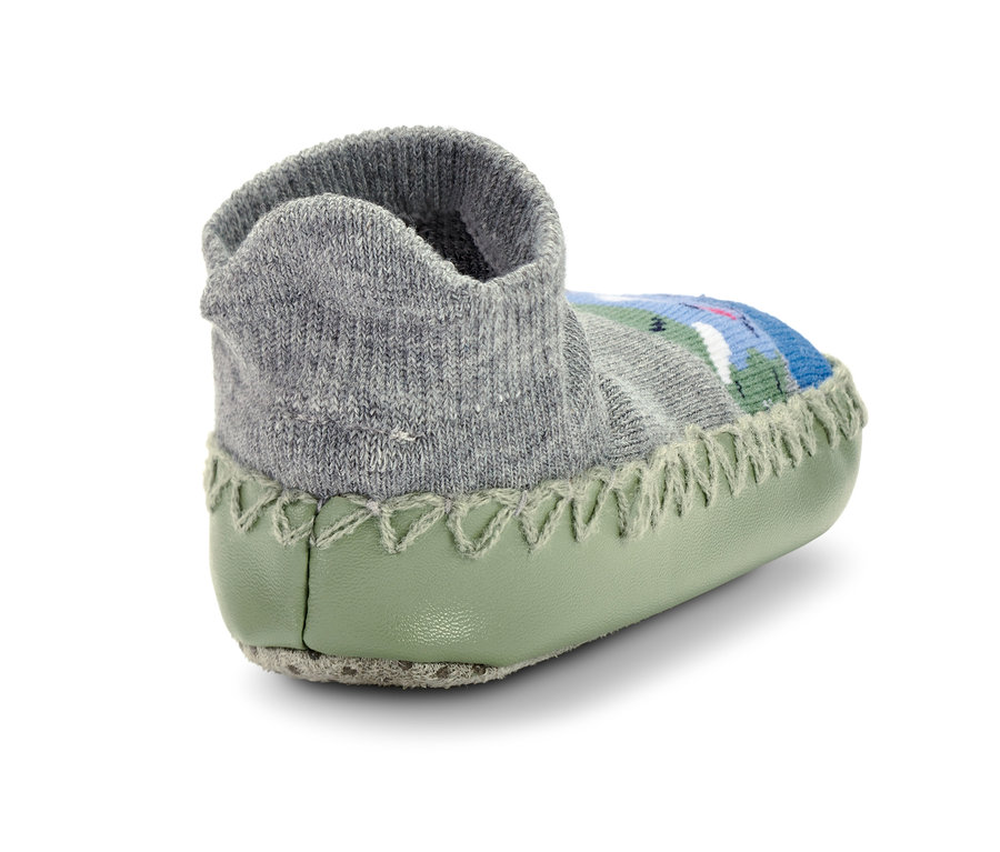 Detailaufnahme eines Kinder-Hausschuh-Sockens mit grauem Strickoberteil und grüner Sohle.