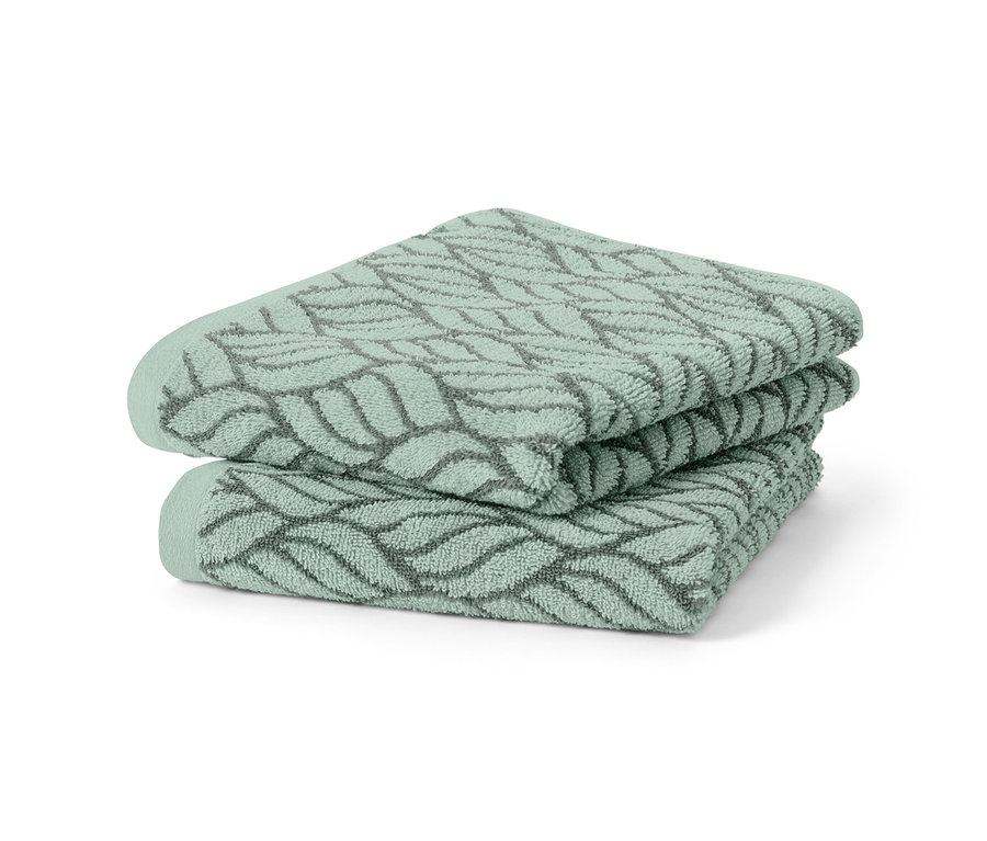 Zwei Jacquard-Handtücher liegen gestapelt.