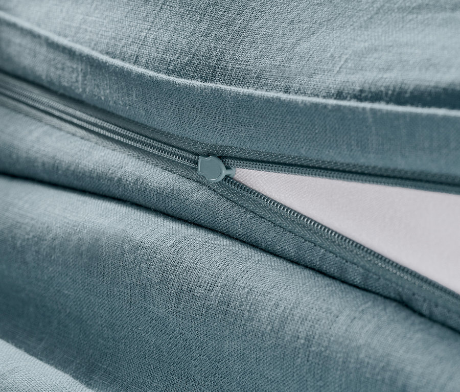 Detailansicht von blauem Leinen-Bettbezug mit Reißverschluss.