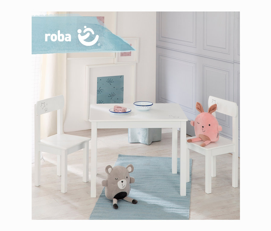 Weißer Kindertisch mit zwei Stühlen der roba Kindersitzgruppe »Little Stars« und Plüschtieren.