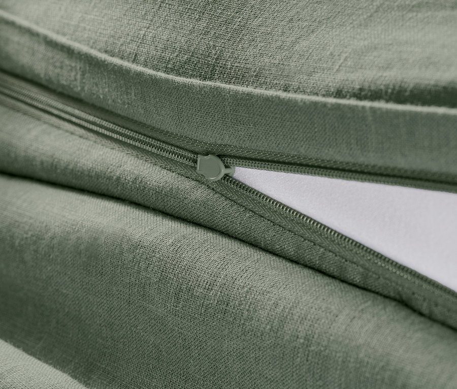Detailansicht von grüner Leinen-Bettwäsche in Normalgröße mit Reißverschluss.