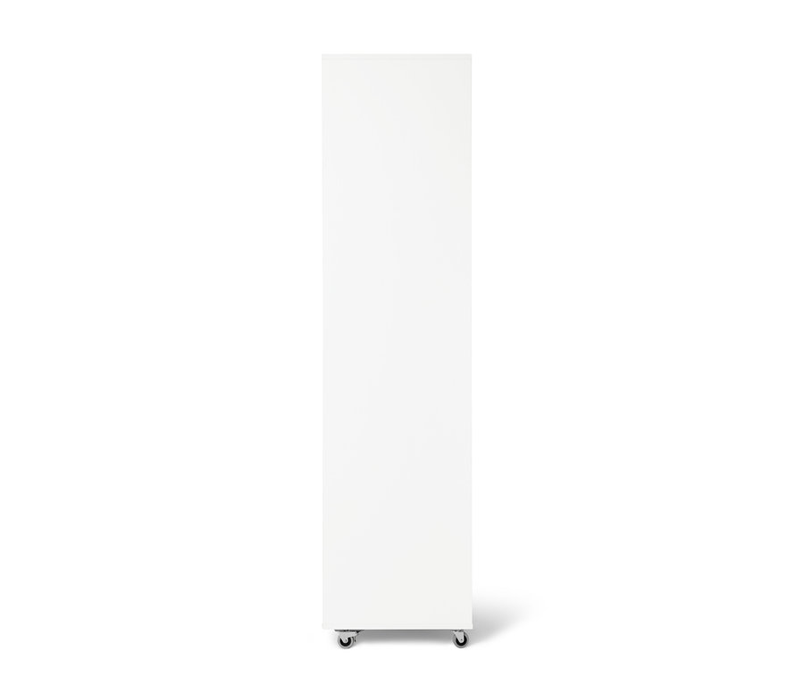 Eine mobile Spiegelschrank-Garderobe in Weiß.
