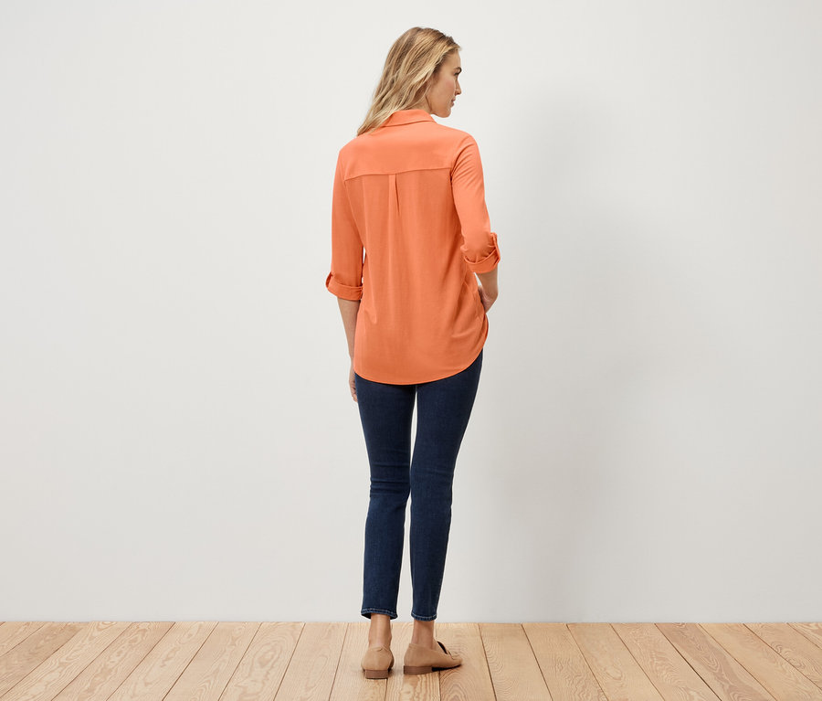 Frau von hinten in Piqué-Jerseybluse, Peach.