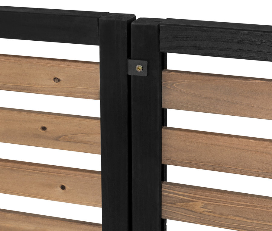 Detailaufnahme eines Sichtschutz-Regal-Moduls »Elin« mit horizontalen Lamellen aus braunem Holz und schwarzem Rahmen.