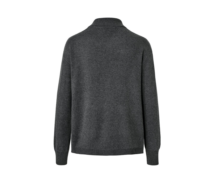 Rückansicht eines Strickpullovers mit Polokragen.