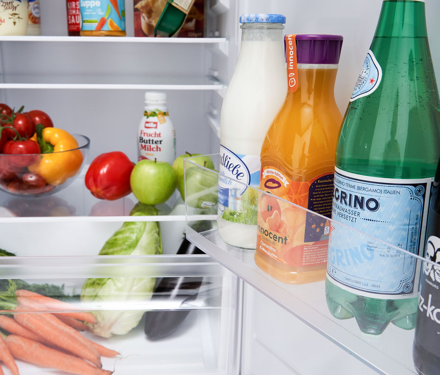Innenansicht eines Kühlschranks gefüllt mit Obst, Gemüse und Getränken, inklusive einer Respekta Kühl-Gefrierkombination »KS144VC« in Vintage Cream.