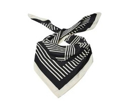 Ein Halstuch mit Streifenmuster in Schwarz und Weiß.