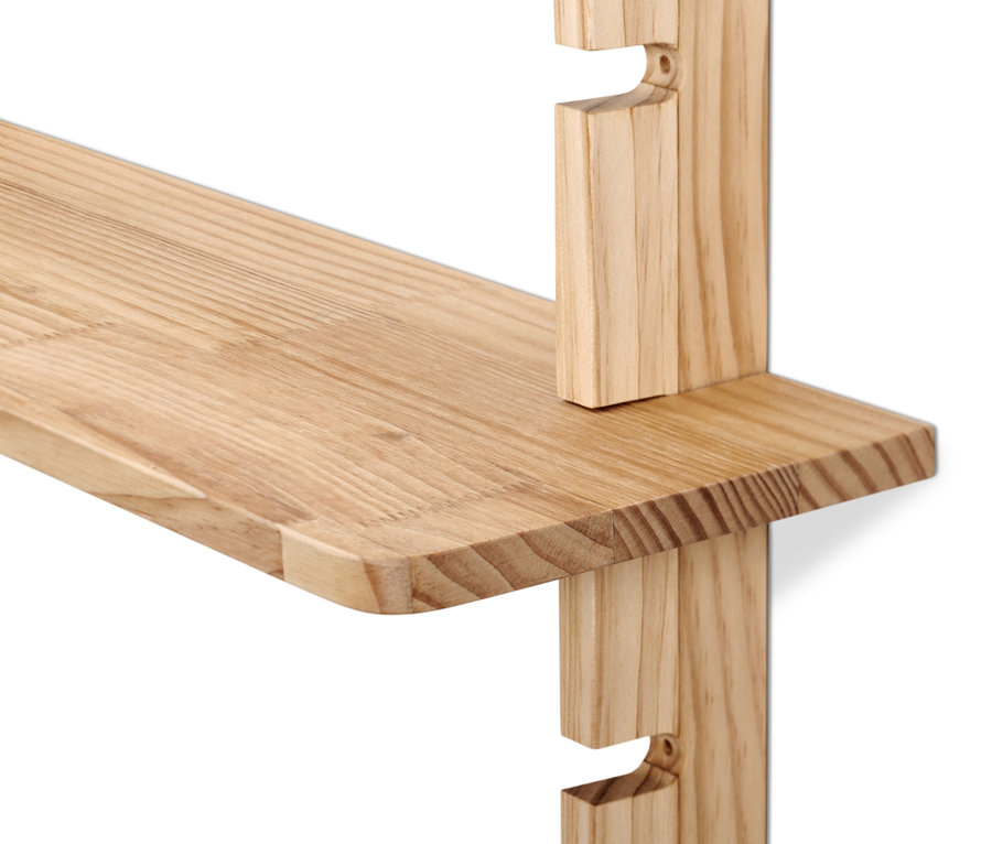 Detailaufnahme eines Wandregals mit 4 höhenverstellbaren Böden.