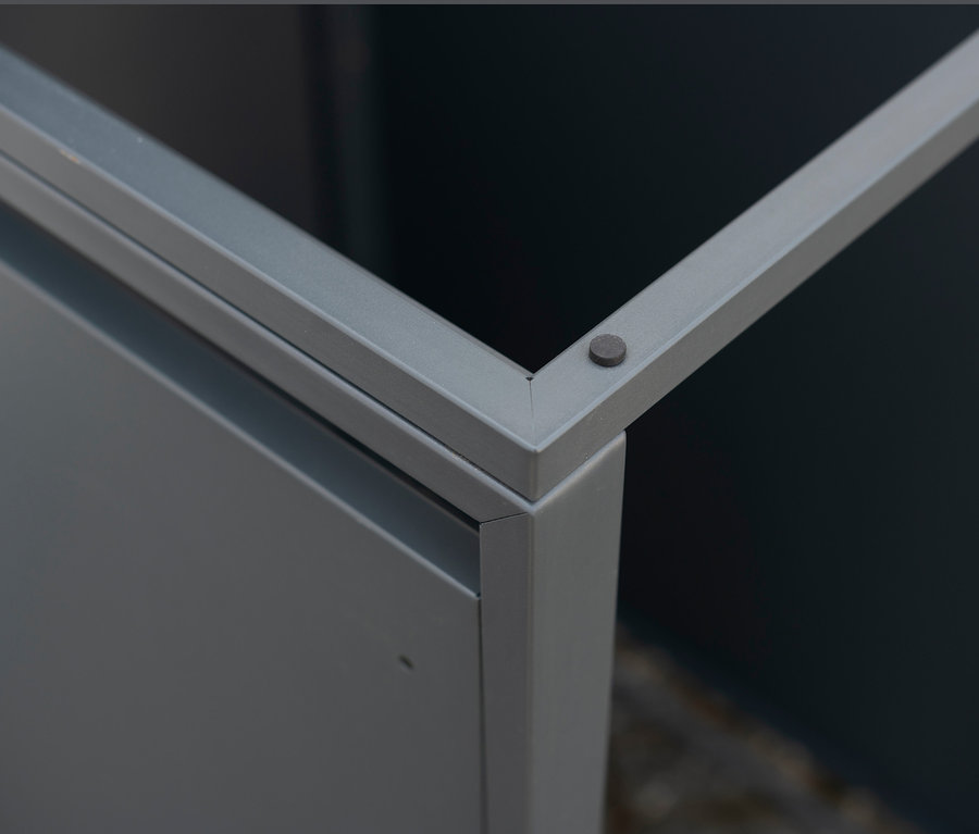 Detail einer stählernen Mülltonnenbox, 3er.