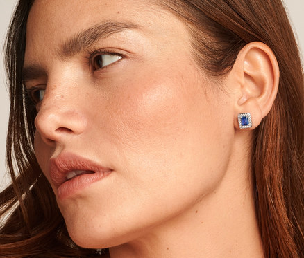 Detail einer Frau mit 925 Silber Kette Royal Blue, 925 Silber Ring Royal Blue und 925 Silber Ohrstecker Royal Blue.