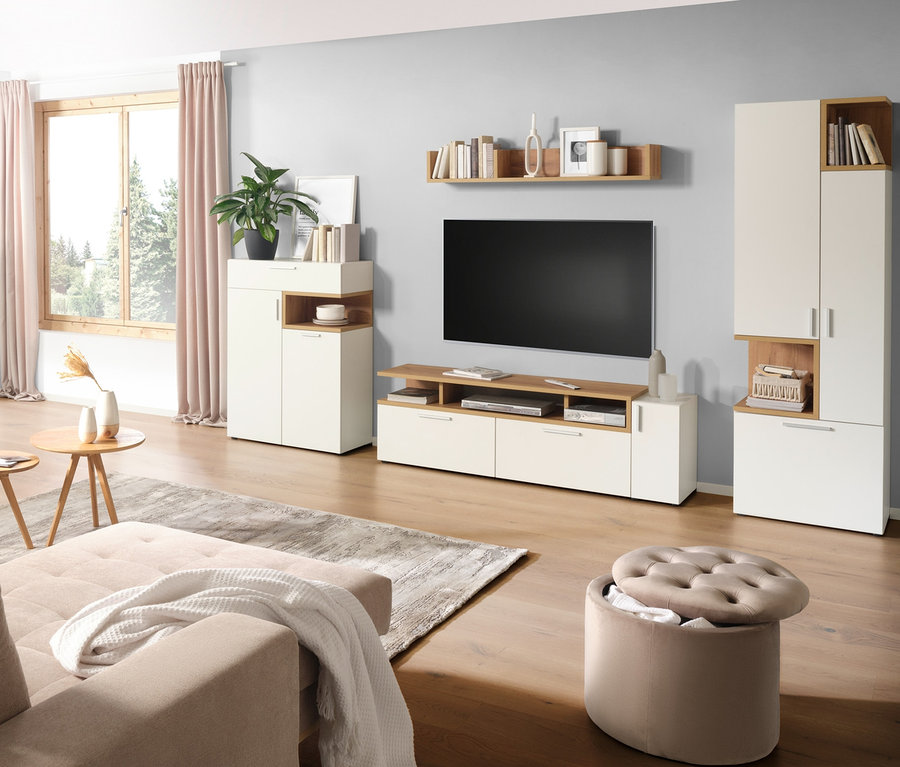 Wohnzimmer mit beigem Sofa, Fernseher und Aufbewahrungsmöbeln, inklusive Lowboard »Nonza«.