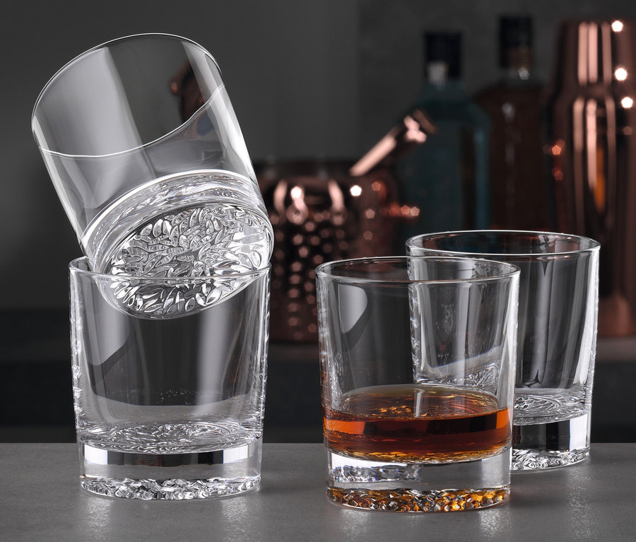 Vier Spiegelau Whiskybecher »Lounge 2.0«, einer davon mit Whisky gefüllt, ein anderer mit dem Boden nach oben auf ein anderes Glas gestellt.