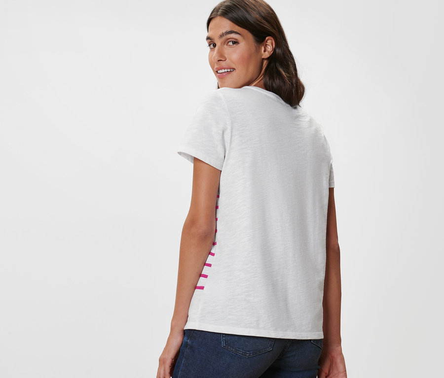 Frau blickt über die Schulter und trägt ein T-Shirt mit Streifen.