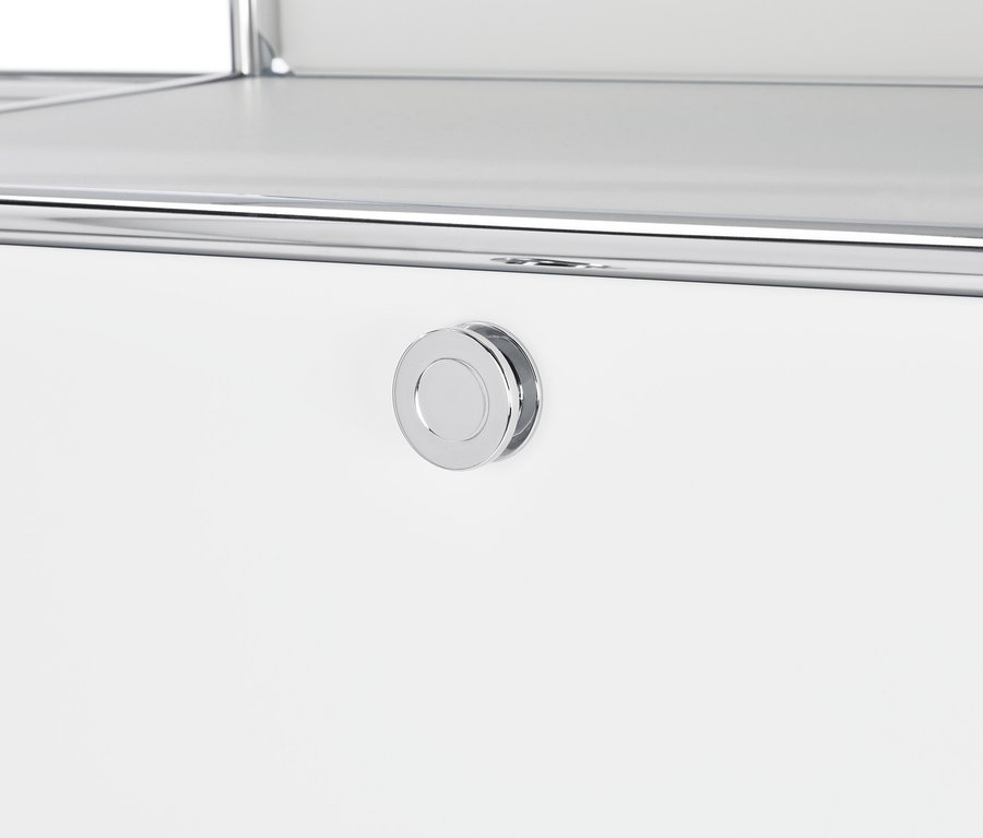 Detail einer Garderobe Metall »CN3« mit 2 Klappen und 2 Schubladen.