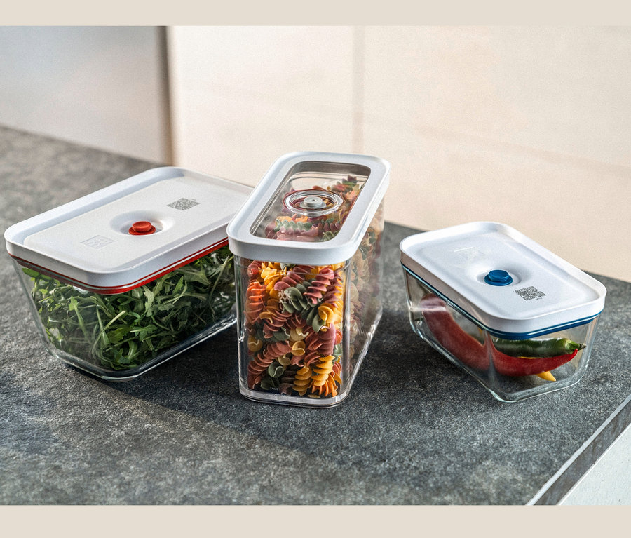 Drei durchsichtige ZWILLING FRESH & SAVE CUBE Vakuum-Boxen M mit unterschiedlichem Inhalt auf einer grauen Arbeitsplatte.