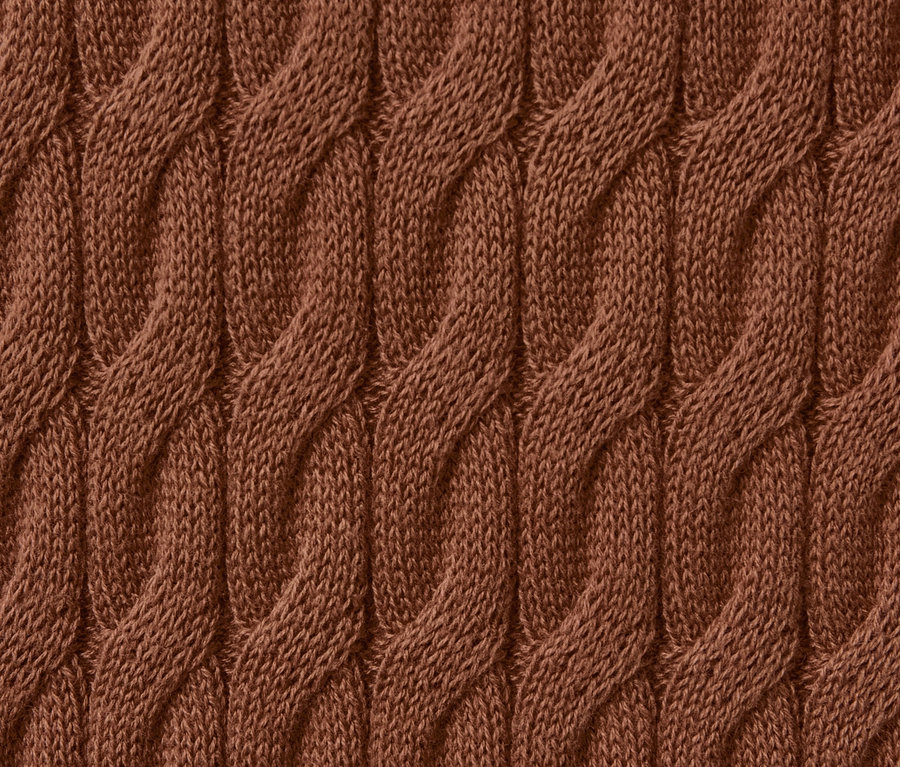 Detailaufnahme eines Zopfstrickpullovers in Cognac.