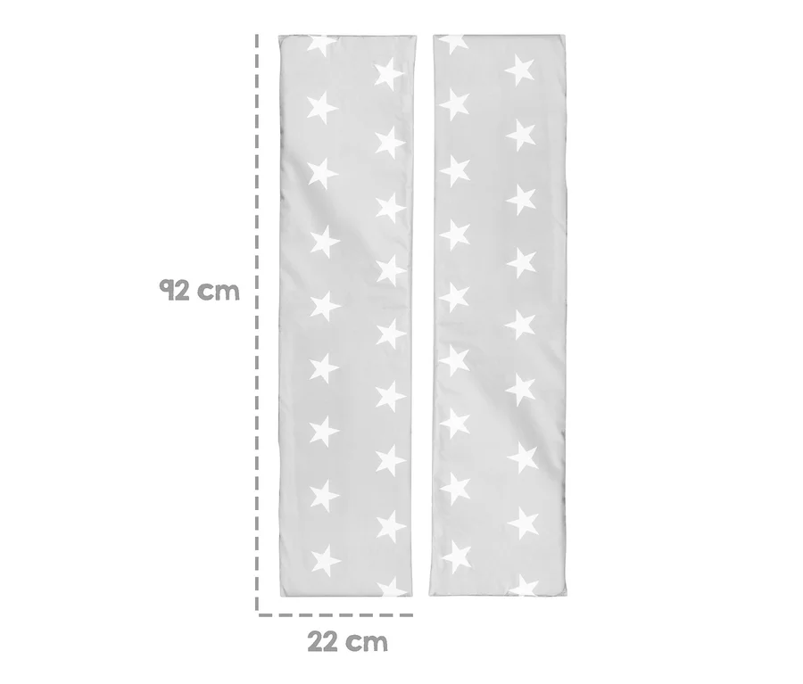 Zwei graue, rechteckige Stoffstücke mit weißen Sternen und den Maßen 92 cm hoch und 22 cm breit.