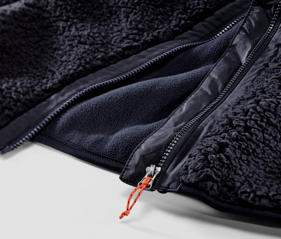 Detailaufnahme einer Teddy-Weste mit Reißverschluss.