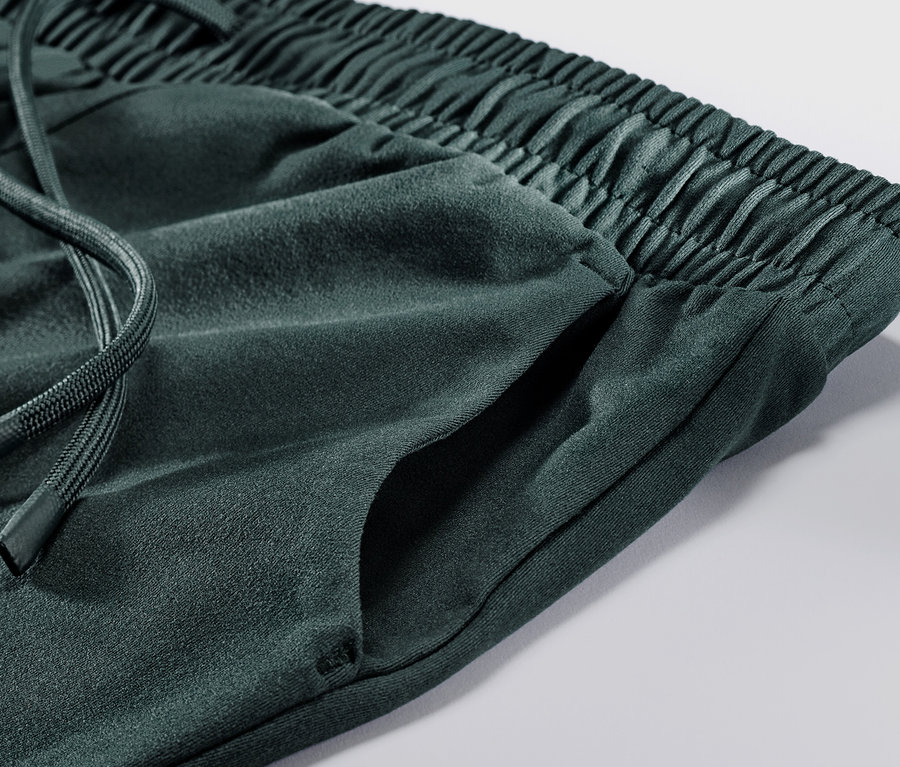 Detail einer Thermo-Funktionshose mit Tasche und Kordelzug.