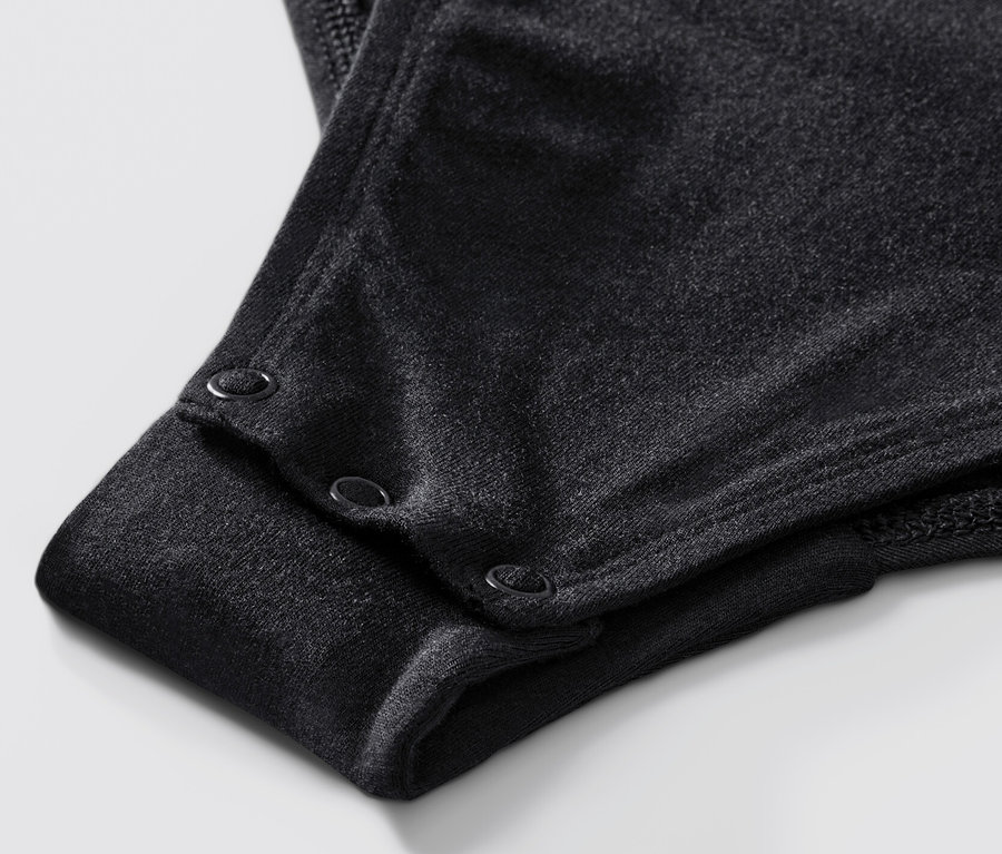 Detailaufnahme eines schwarzen Bodys mit Stehkragen.