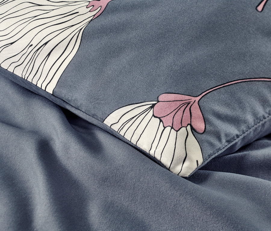 Detailaufnahme von dunkelblauer Microfaser-Bettwäsche mit Blumenmuster.