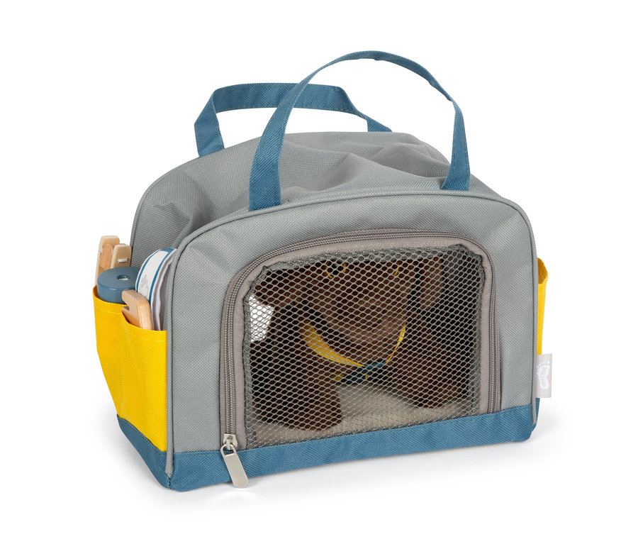 Ein brauner Plüschhund in einer grauen small foot Tasche mit blauen Akzenten und gelber Tasche.