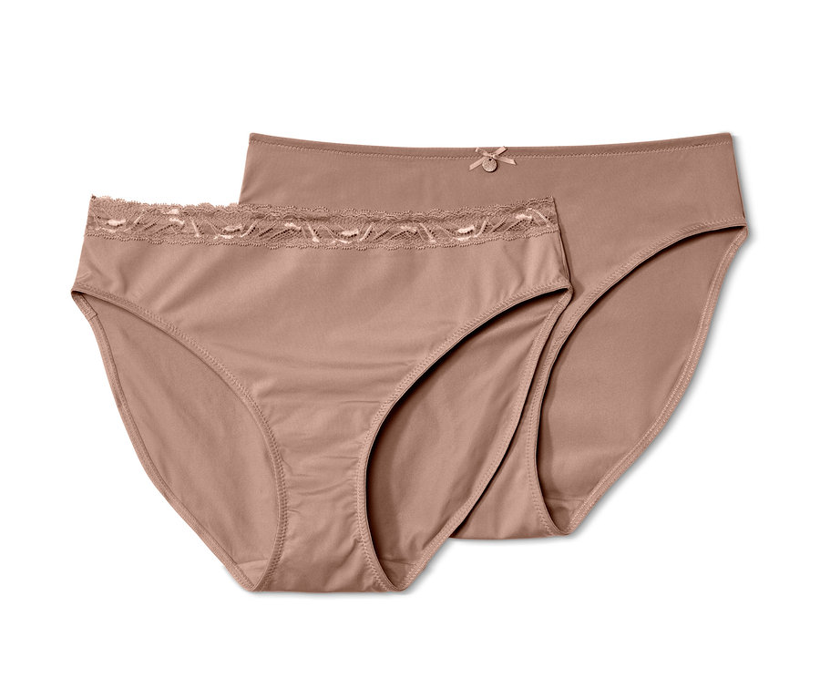 Zwei beige Slips.