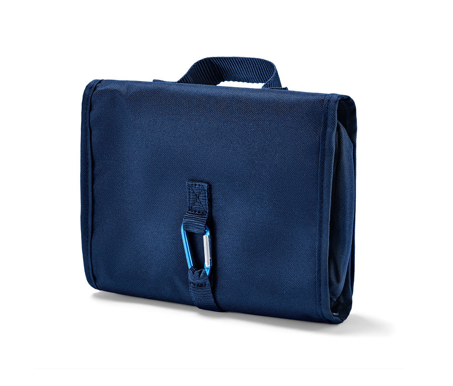 Eine blaue Kulturtasche mit Karabinerverschluss.