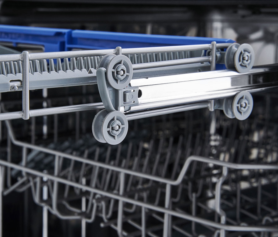 Innenansicht eines Respekta GSP60IBAV Geschirrspülers mit ausziehbaren Körben.