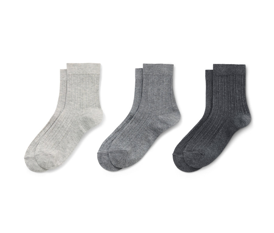 Drei Paar Socken mit Zopfmuster in Grau, Hellgrau und Dunkelgrau.