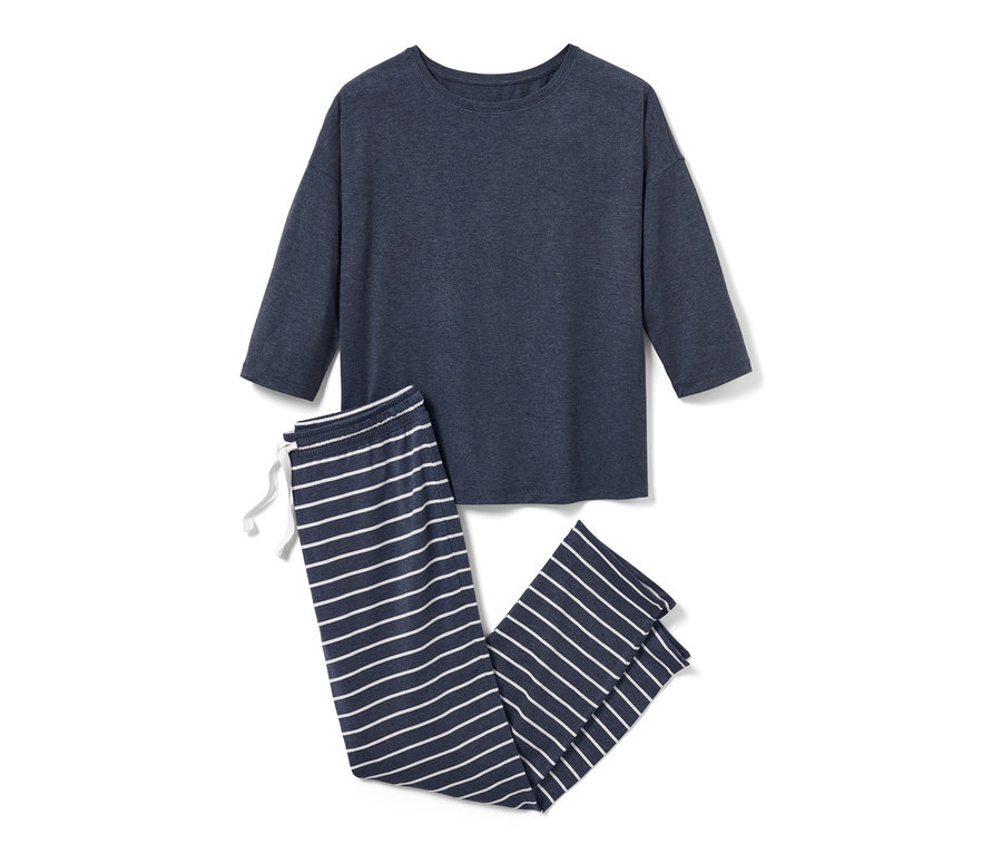Blauer Pyjama mit langen Ärmeln und gestreifter Hose.