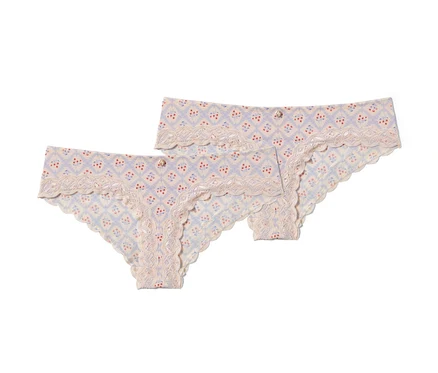 Zwei creme-farbene Brazil-Slips mit Alloverprint und Spitze.