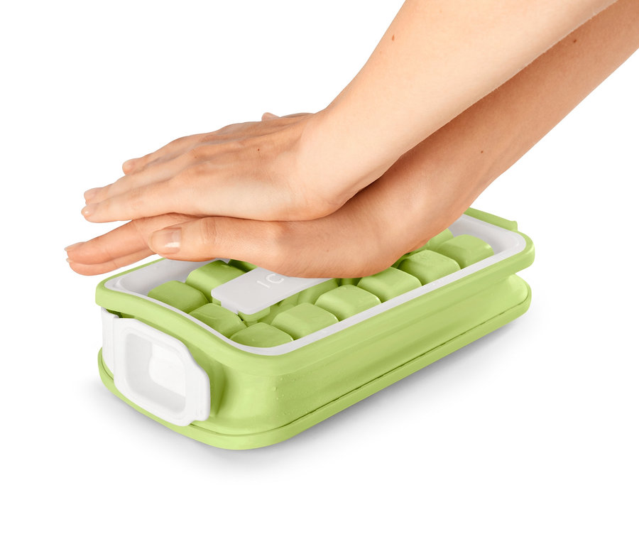 Hände drücken auf einen grünen Eiswürfelbereiter »ICEBREAKER® POP« mit weißen Details.