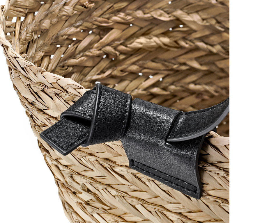 Detailaufnahme einer Korbtasche mit schwarzem Ledergriff.