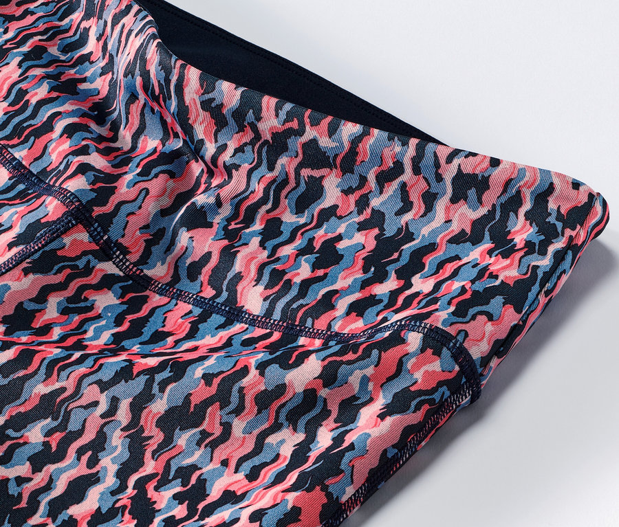 Detail der Wende-Sporttight in Rosa und Navy.