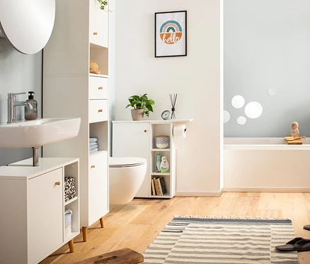 Badezimmer mit weißen »Bjarne« Möbeln: Waschtischunterschrank, Hochschrank, Spiegelschrank, Hakenpaneel und Badbank.
