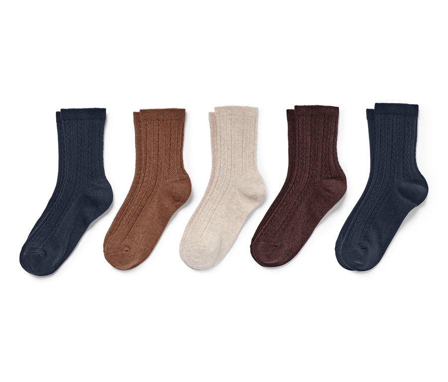 Fünf Paar Socken mit Zopfmuster in Dunkelblau, Braun, Beige und Schokoladenbraun.