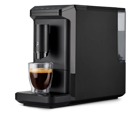 Eine schwarze »Esperto mini« Kaffeemaschine mit einer Tasse Kaffee.