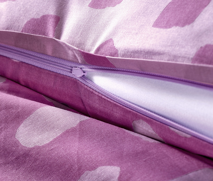 Detailaufnahme von lila Renforcé-Bettwäsche in Normalgröße mit Reißverschluss.