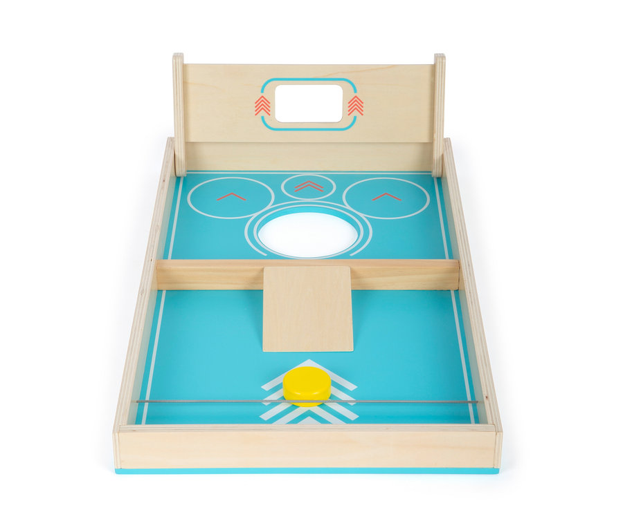 Brettspiel small foot Cornhole und Sling-Puck-Spiel mit gelbem Puck.