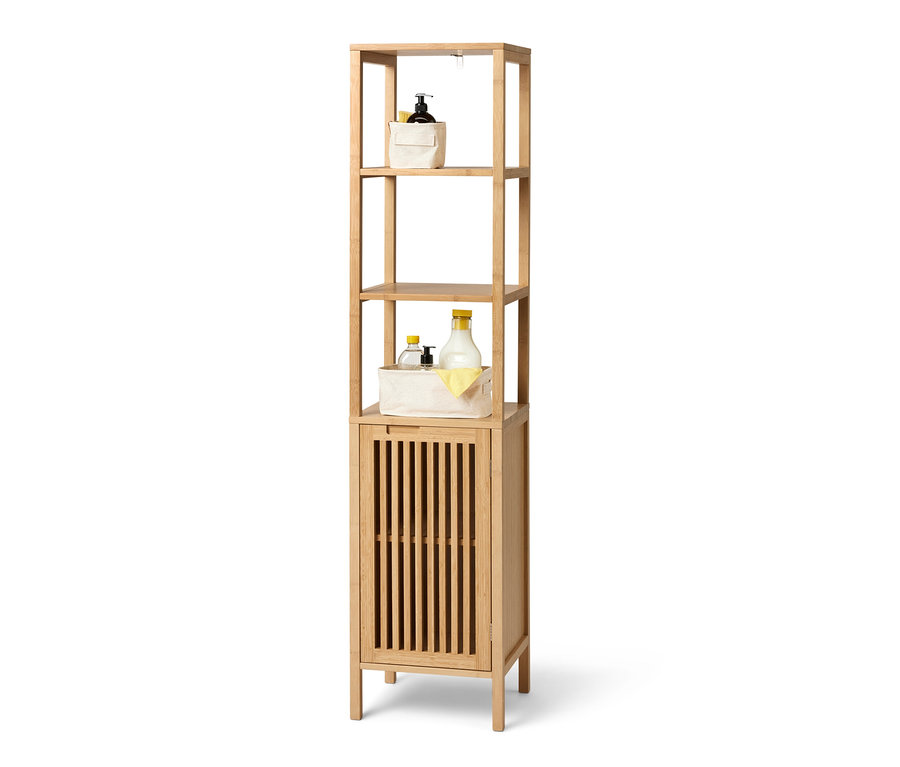 Hohes Ordnungsregal im skandinavischen Design mit offenen Regalen und einem Schrankfach. Auf den Regalen stehen Körbe und Flaschen.