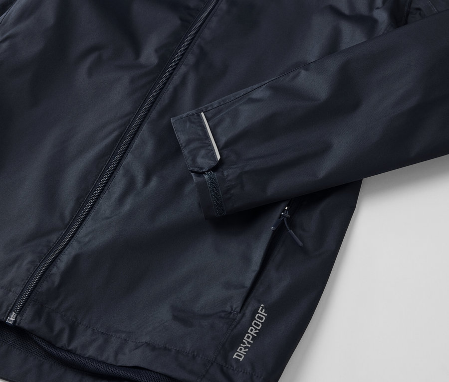 Detailaufnahme einer dunklen Unisex-Regenjacke mit einem reflektierenden Streifen am Ärmel.