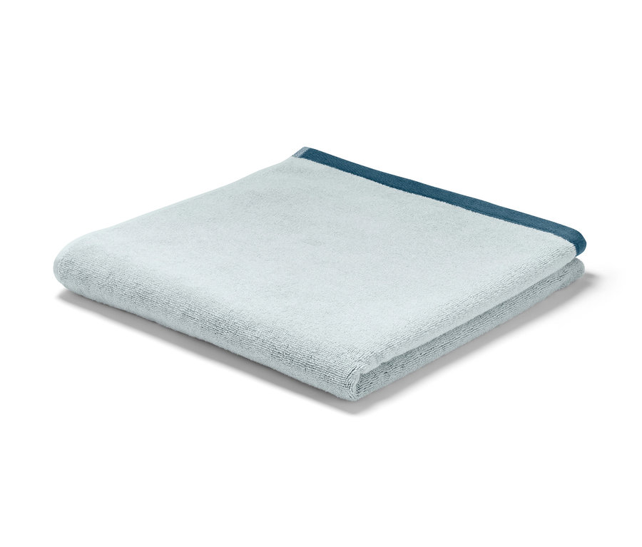 Gefaltetes hochwertiges Jacquard-Badetuch, blau.